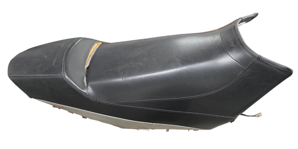 Single Seat Assy &mdash; 8FG-24710-00-00 / 8FG-24710-30-00 / 8FG-24710-20-00, musta/hopea &mdash; Yamaha RX Warrior / RX-1, purkuosa